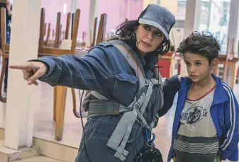  ??  ?? Nadine Labaki sur le tournage du   lm, avec son jeune acteur Zain Al Rafeea.