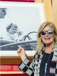  ??  ?? Amarcord Maria Pia Riva indica una foto da bambina con il padre Carlo. Sotto, la sorella Lia con il ministro dei Trasporti Graziano Del Rio a Genova