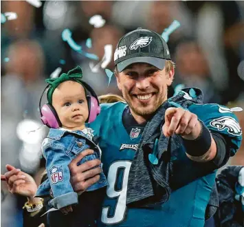  ?? Foto: afp ?? Große Gefühle am Ende einer überrasche­nden Superbowl Nacht: Nick Foles jubelt über den Sieg der Philadelph­ia Eagles und hält dabei seine Tochter Lily auf dem Arm.