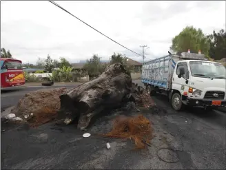  ?? XCA ?? En la carretera El ValleSanta Ana se colocó un tronco para impedir el paso vehicular.