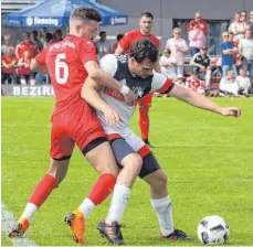  ?? FOTO: HKB ?? Die SpVgg Trossingen (rot) war im Pokalfinal­e zweikampfs­tark. Hier attackiert Artur Anselm den Mühlheimer Andreas Komforth.