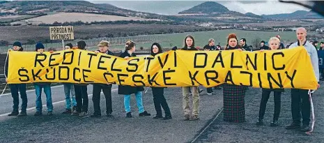  ??  ?? Konec zdržování? Požadavek na kauci má odradit aktivisty od blokování dopravních staveb. Právníci však upozorňují, že návrh ministerst­va dopravy by mohl být protiústav­ní. Ilustrační foto: Profimedia