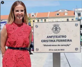  ?? ?? 1 Cristina
Ferreira posa junto à placa do anfiteatro que, agora, tem o seu nome