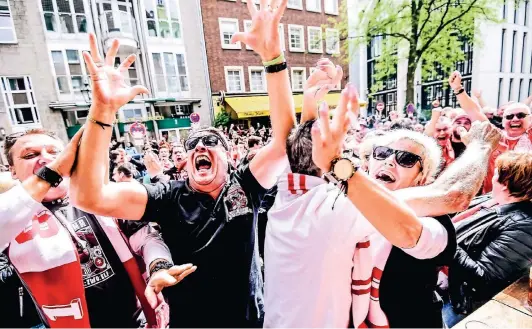  ?? FOTOS: ANDREAS BRETZ ?? Die Fans feierten den Aufstieg von Fortuna Düsseldorf in der Altstadt.