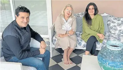  ?? ?? Mensaje. Elisa Carrió y la lilita Maricel Etchecoin junto al radical Maxi Abad, en Exaltación de la Cruz.