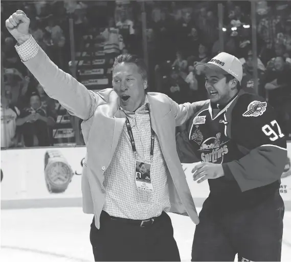  ?? DAN JANISSE ?? Windsor Spitfires’ general manager Warren Rychel, left, celebrates with Jeremy Bracco after Sunday’s 4-3 win over the Erie Otters in the Memorial Cup final.