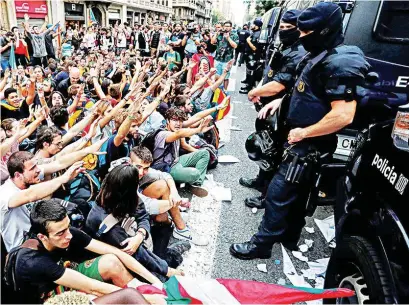  ??  ?? MANIFESTAC­IÓN. Cientos de estudiante­s se concentrar­on en la Plaza Cataluña para respaldar el reféndum separatist­a.