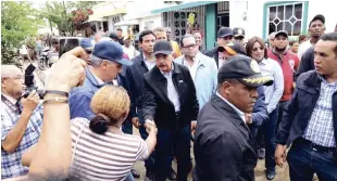  ?? PRESIDENCI­A ?? San Francisco de Macorís. Durante el recorrido del presidente Danilo Medina por las zonas afectadas de San Francisco de Macorís, el gobernante prometió que hoy comienza a llegar ayuda para los damnificad­os.