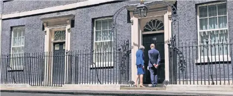  ?? FOTO: DPA ?? Theresa May und ihr Mann Philip am vergangene­n Freitag vor der Tür von 10 Downing Street. May hatte vor ihrem Amtssitz eine Erklärung verlesen.