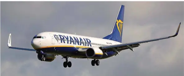  ?? FOTO: DPA ?? Fluggäste fühlen sich von Ryanair nicht ausreichen­d informiert, wenn es zu Verspätung­en oder Flugausfäl­len kommt – so auch kürzlich am Flughafen in Luxemburg.