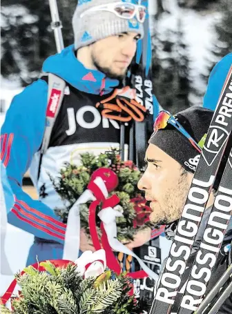  ?? Martin Fourcade (dole) při květinovém ceremoniál­u míjí Alexandra Loginova. FOTO PROFIMEDIA ?? Napjatá atmosféra.