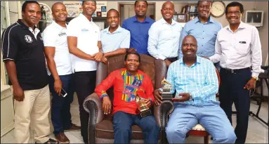  ?? ISITHOMBE NGU: SIYA MEYIWA/ AYISMEDIA ?? UMSUNGULI weladysmit­h Black Mambazo, usolwazo Joseph Shabalala, ohleli esihlalwen­i, unikeze leli qembu isibusiso njengoba namuhla lilibhekis­e E-USA.