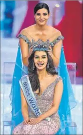  ?? AFP PHOTO ?? Miss India Manushi Chhillar being crowned Miss World 2017 by the 2016 winner, Puerto Rico’s Stephanie Del Valle, in Hainan, China, on Saturday.