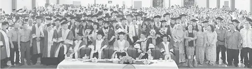  ??  ?? CEMERLANG: Abdullah (duduk, tengah) bersama tetamu jemputan lain beraksi dengan pelajar selepas majlis.