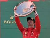  ?? ?? Trionfo Carlos Sainz, 29 anni, spagnolo, festeggia a Melbourne la terza vittoria in carriera. La prima nel 2022 in Gran Bretagna, a Silverston­e, la seconda nel 2023 a Singapore e infine l’ultima domenica scorsa in Australia