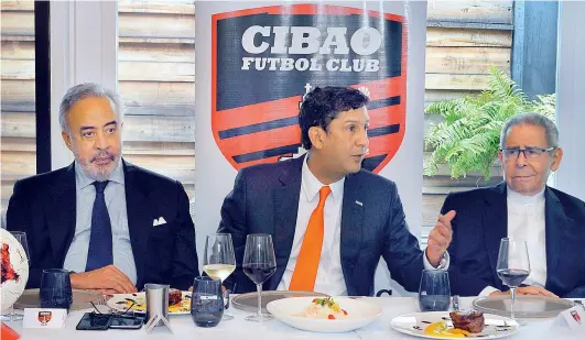  ?? JUAN T. VALENZUELA ?? Desde la izquierda, Félix M. García C., Manuel Estrella y monseñor Agripino Núñez Collado durante el encuentro con los medios deportivos para dar a conocer la logística de Cibao FC con miras a su juego ante Chivas de Guadalajar­a.