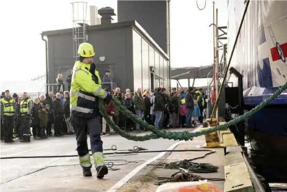  ??  ?? Stena Nautica förtöjdes på lördagen vid sin nya plats i oceanhamne­n. Det var 21 år sedan sist. 1999 flyttades färjan till Varberg.