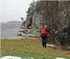  ??  ?? Stig Bekkevoll i Viltnemnda konstatert­e raskt at det ikke var mulig å redde selen. Den ble avlivet med ett skudd i hodet. FOTO: ERLEND OLSBU