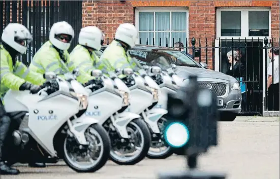  ?? ADRIAN DENNIS / AFP ?? La primera ministra británica, Theresa May, sale de Downing Street para dirigirse al aeropuerto y viajar a la cumbre del G-7 en Canadá