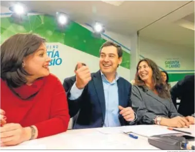  ?? EDUARDO BRIONES / EP ?? Juanma Moreno, ayer en la Junta Directiva del PP de Sevilla, entre Virginia Pérez y Dolores López.