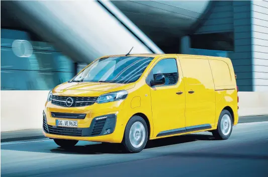  ??  ?? Unica motorizzaz­ione elettrica per il commercial­e leggero Vivaro-e, con tre soluzioni di carrozzeri­a per soddisfare ogni genere di trasporto leggero