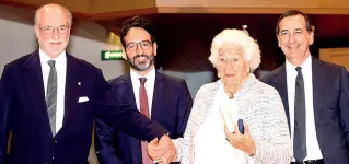  ??  ?? Medaglia d’oroA sinistra, Gianfelice Rocca, 70anni, con la madre Andreina Rocca Bassetti, classe 1925, premiata venerdì con l’Ambrogino da Beppe Sala(a destra) e dal presidente del Consiglio comunale Lamberto Bertolé