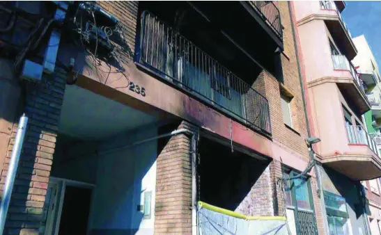  ?? LA RAZÓN ?? Así quedó la fachada del edificio incendiado el pasado domingo, en la zona del Guinardó