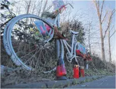  ?? FOTO: DPA ?? Ein Fahrrad und Grablichte­r markieren in Köln die Unfallstel­le, an der eine 19-jährige Radfahreri­n starb.