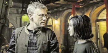  ??  ?? Dr. Dyson Ido (Christoph Waltz) mit seiner Ziehtochte­r Alita.