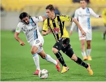  ?? MAARTEN HOLL/STUFF ?? Nathan Burns is back in yellow and black for the Wellington Phoenix.