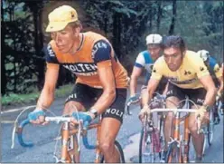  ??  ?? Jos Bruyère y Edy Merckx en el Tour de Francia de 1974.