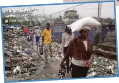  ??  ?? PENDUDUK berjalan melintasi sampah sarap
Haiti. di Port-au-Prince,