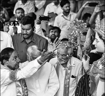  ?? KUNAL PATIL/HT PHOTO ?? TRS leader Kalvakuntl­a Chandrasek­har Rao showers flower petals on a statue of Telangana Thalli (mother goddess of Telangana), after the party’s victory on Tuesday