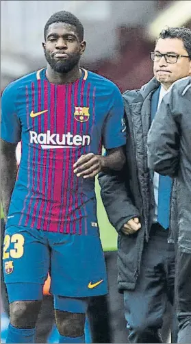  ?? FOTO: PERE PUNTÍ ?? Umtiti se fue dolorido en su pierna derecha junto al doctor Ricard Pruna