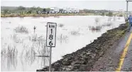  ??  ?? Reparación. La autopista Monterrey-nuevo Laredo quedó dañada a consecuenc­ia de las intensas precipitac­iones.