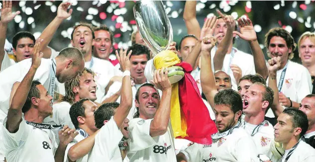  ?? EFE ?? Javi Navarro blande la única Supercopa que figura en el palmarés del Sevilla tras la goleada (3-0) al Barcelona en la edición de 2006