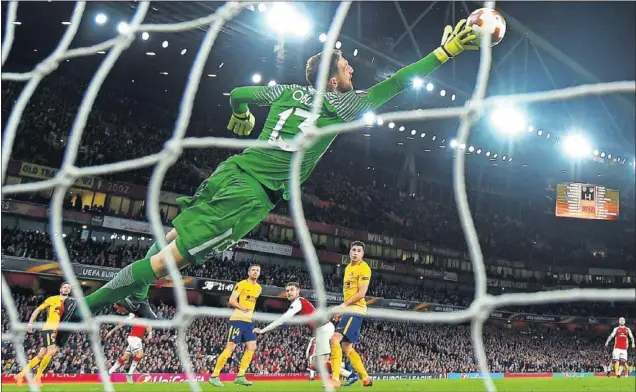  ??  ?? YA LO CANTABAN. A poco del final, Oblak se estiró de esta manera para despejar el remate de cabeza de Ramsey. Los ingleses no se creían que llegara a ese balón.