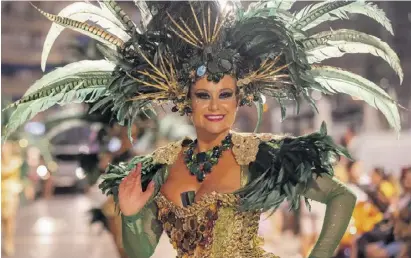  ?? Fotos: Rathaus ?? Der Karneval von Águilas ist für seine imposanten Kostüme bekannt.