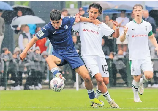  ?? FOTO: DIRK PÄFFGEN ?? Die Borussen um Kilian Sauck (r.) kassierten im Halbfinal-Hinspiel gegen die TSG Hoffenheim eine deutliche Niederlage.