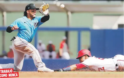  ??  ?? Isán Díaz explicó que este pasado invierno no jugó en la liga invernal boricua porque optó por quedarse entrenando a tiempo completo en el complejo de los Marlins para prepararse para ganarse su permanenci­a en las Mayores.
AP