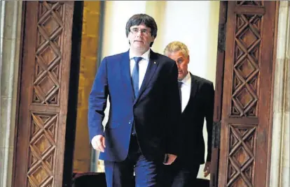  ?? SANTI COGOLLUDO ?? El ‘president’ Puigdemont, ayer, yendo a reunirse con una ‘comisión de mediación’.