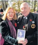  ?? 161117reme­mbr_22 ?? Never forgotten Linda Fabiani MSP alongside Harvey Rhodes holding a picture of his late grandfathe­r Harry. He was also rememberin­g step-sister Carol’s dad Harry Beck