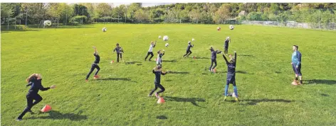  ?? FOTO:DPA ?? Im Sportverei­n lernen Kinder frühzeitig, worauf es ankommt.