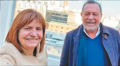  ??  ?? HOMBRE PRO. Gustavo Santos junto a Patricia Bullrich, el macrismo nacional está alineado ahí.