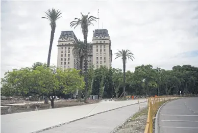  ?? Fernando massobrio ?? Nueva vegetación y caminos en el entorno del Edificio Libertador