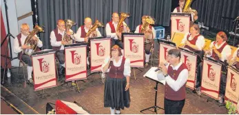  ?? FOTO: RUNDEL ?? Werner Hutzel (rechts) mit Margit Schiele und seinen Egerländer Musikanten beim Jubiläumsk­onzert.