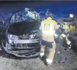  ?? ?? Así quedó un vehículo accidentad­o en Bujaraloz, el martes por la noche.