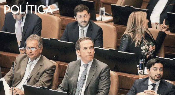  ??  ?? ► Los diputados UDI Juan Antonio Coloma y Jorge Alessandri, junto a ocho parlamenta­rios más, enviarán hoy una carta al Presidente Piñera.