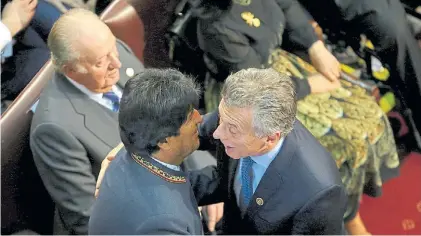  ?? REUTERS ?? Cordial. Pese a las tensiones de hace unas semanas, Macri y Evo Morales hablaron animadamen­te.
