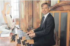  ?? SZ-FOTO: HOG ?? Tobias Horn, der weltweit Kirchenkon­zerte gibt, hat die Holzey-Orgel in Obermarcht­al gespielt.